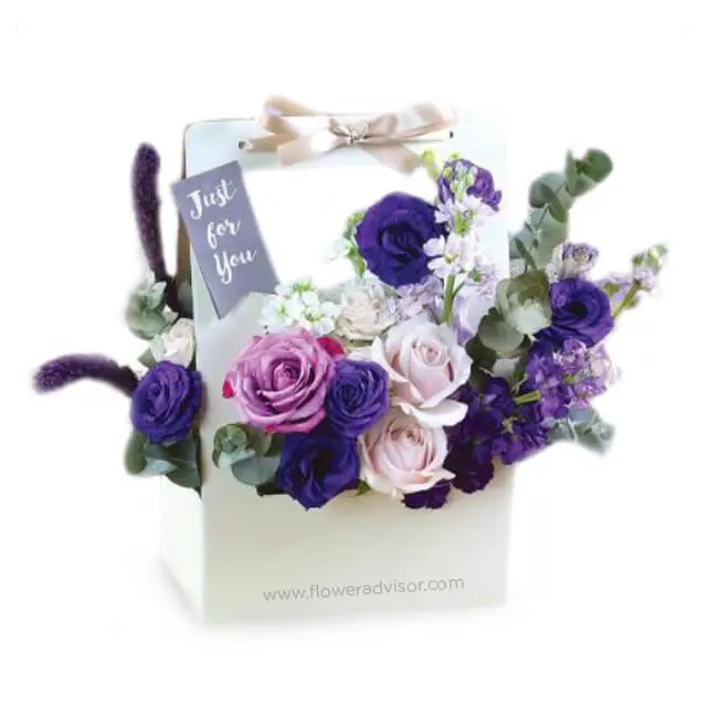 Lovely Flower Arrangement - Bloom Box Rose To Go